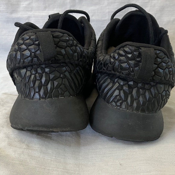 Nike 6 1/2 Women’s Roshe one triple Black Textured Sneakers - Picture 11 of 14